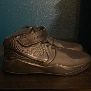 Nike Team Hustle D 9 Flyease Gs